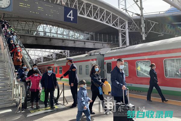 海拉尔四季之美：从春天的花海到夏天的草原，再到秋天的金黄落叶和冬天的银装素裹 (海拉尔四季之都在哪里)